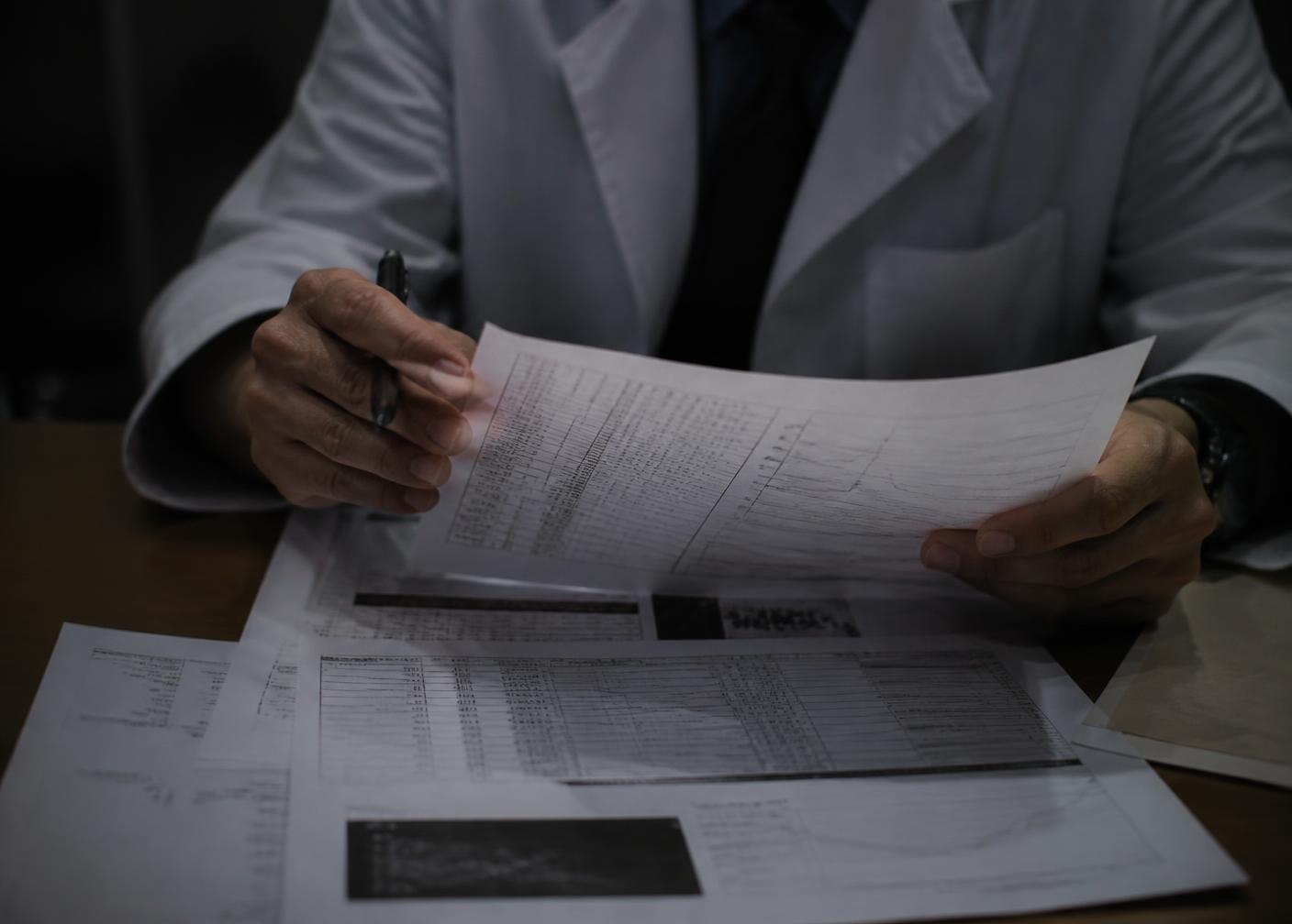 Profesional sanitario revisando resultados de analíticas en consulta
